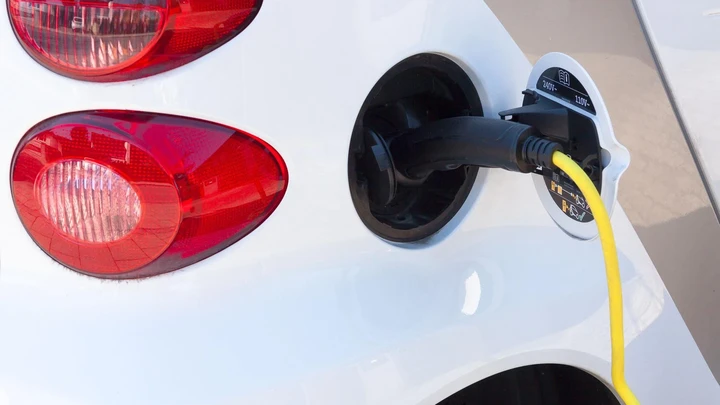 Ladekabel in der Ladebuchse eines weißen Elektroautos