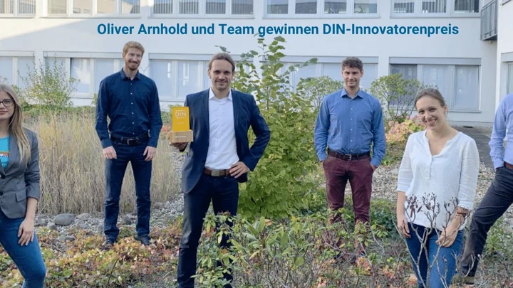 Oliver Arnhold und das Team mit dem DIN-Innovatorenpreis