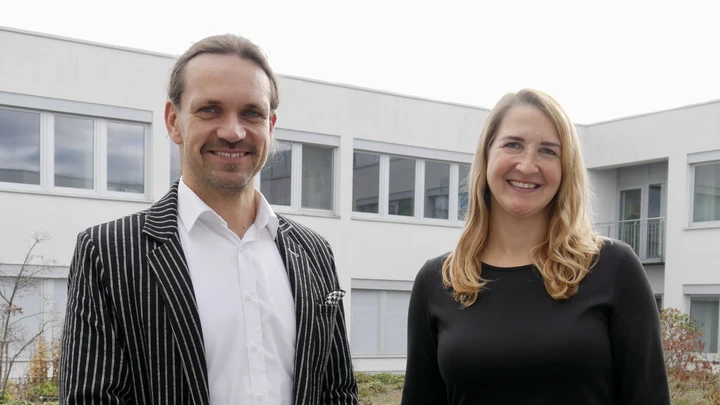 Oliver Arnhold und Kathrin Goldammer vor dem Bürogebäude