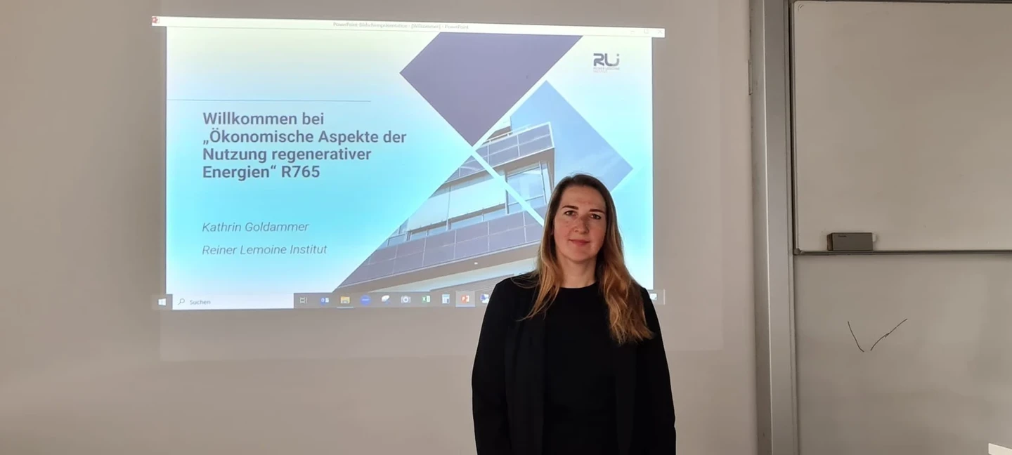 Kathrin Goldammer in front of the title slide of her lecture at HTW Berlin