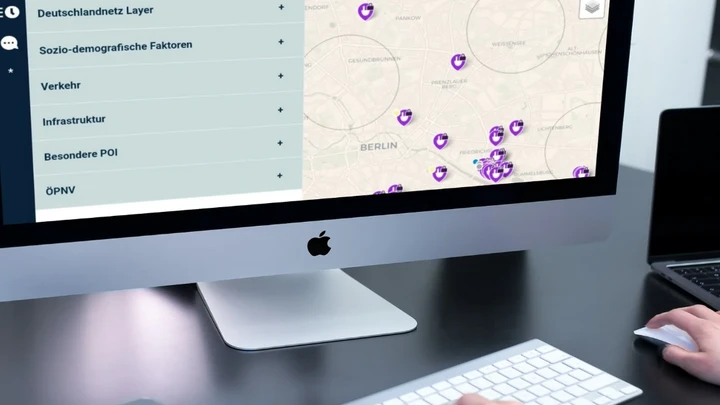 Bildschirm mit der Localiser-Karte und Ebenen wie Deutschlandnetz, Verkehr und Infrastruktur