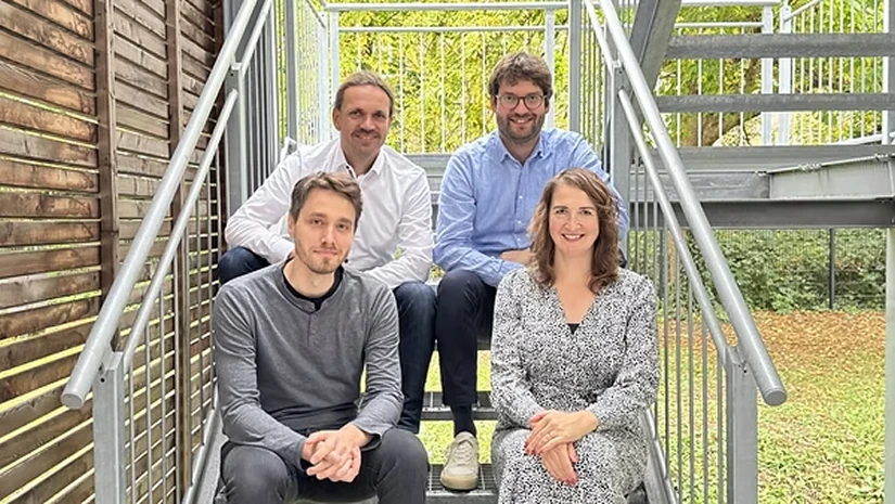 Vier Mitglieder des Localiser-Teams auf einer Außentreppe
