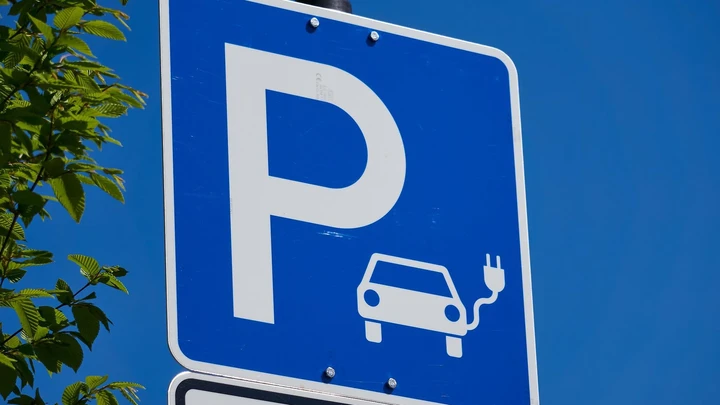 Parkplatzschild mit dem Symbol für das Laden von Elektroautos