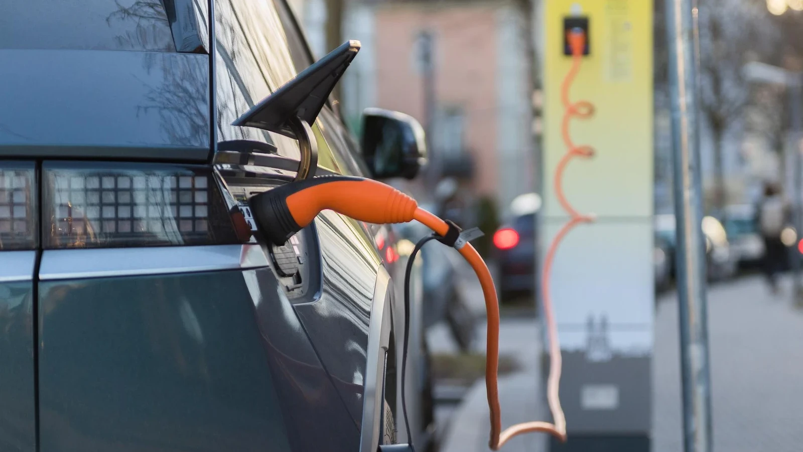 Ein Elektroauto an einer öffentlichen Ladesäule