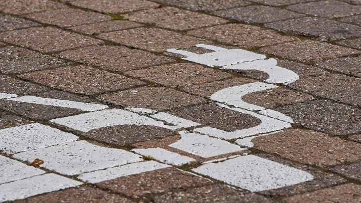 Ladesymbol auf das Pflaster eines Parkplatzes gemalt